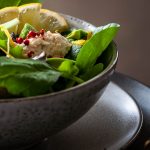 Festlich angerichteter Blattsalat mit Forellenmoussebällchen und Avocado