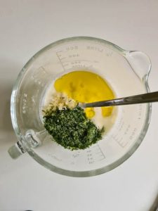 Zutaten für Salatdressing in einem Messbecher